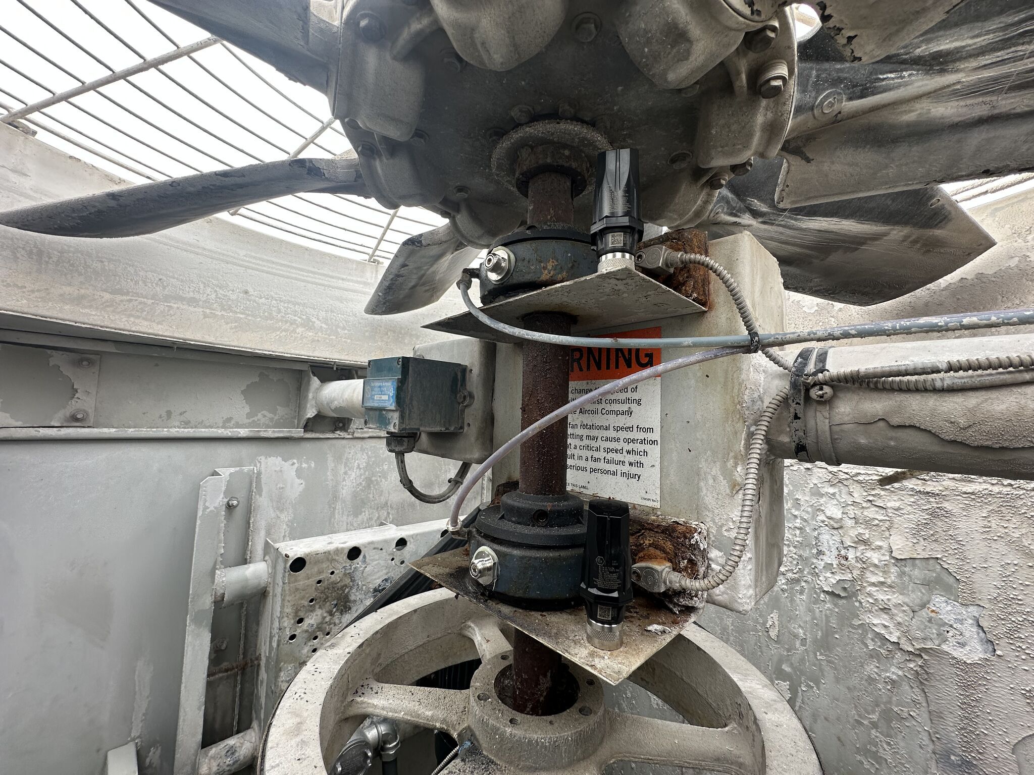 A photo of a Sensoteq sensors mounted on CTC MH107-5A quick disconnects on industrial machine..
