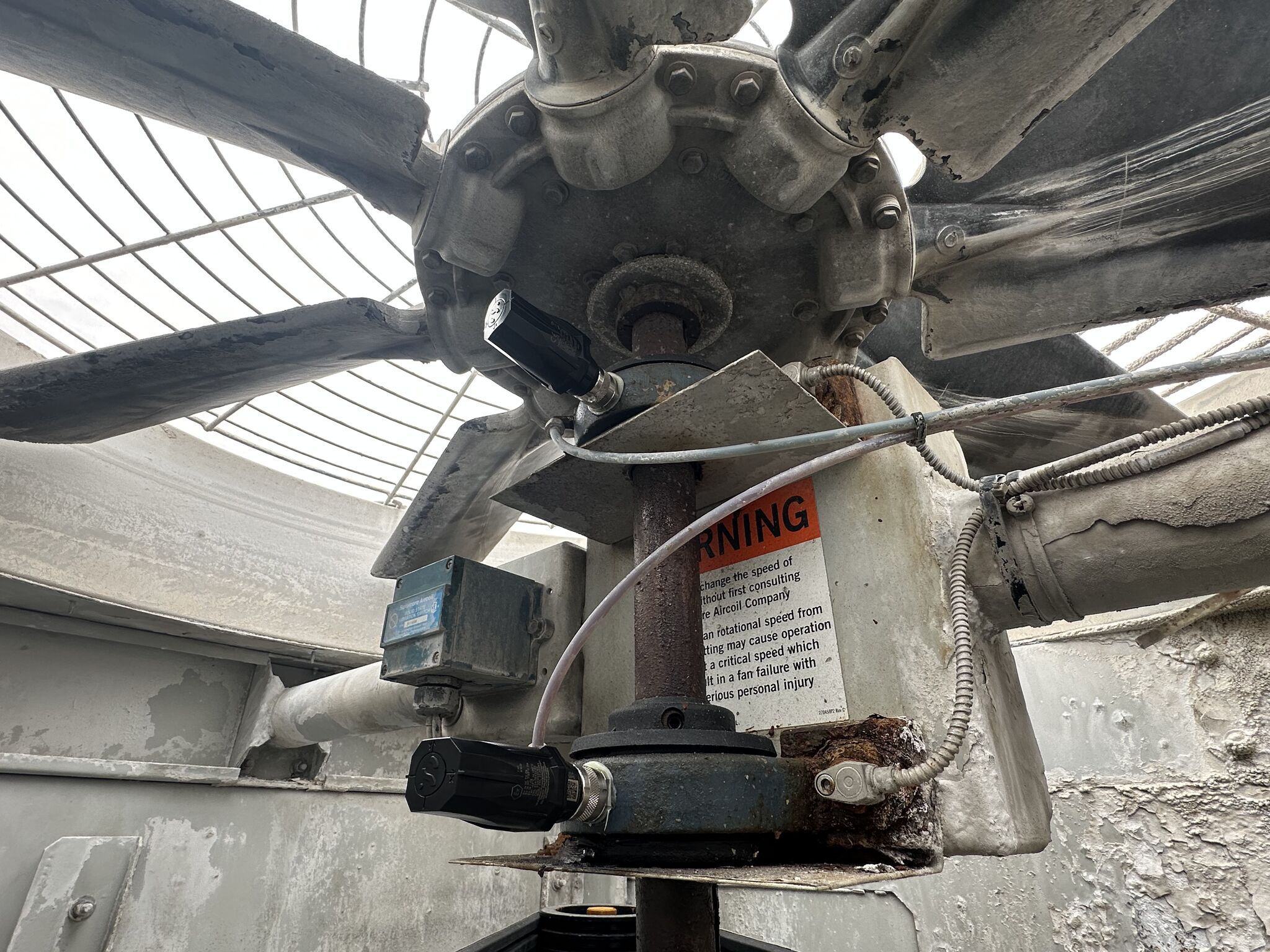 A photo of a Sensoteq sensors mounted on CTC MH107-5A quick disconnects on industrial machine..